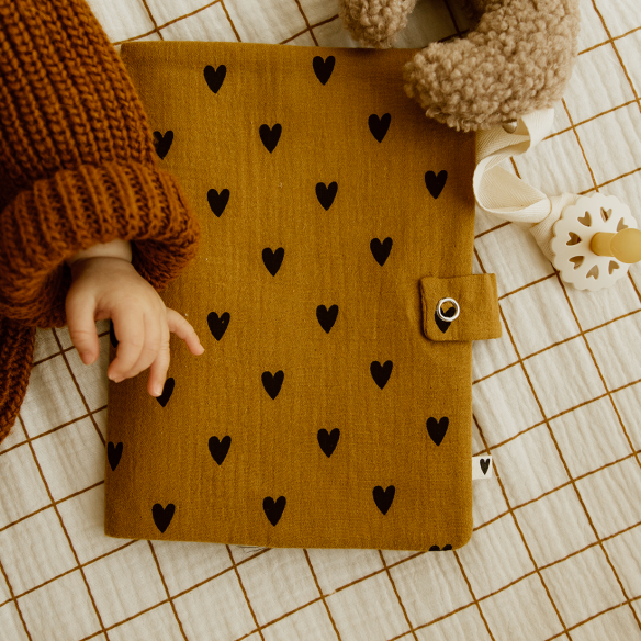 Protège carnet de santé gaze coeurs camel