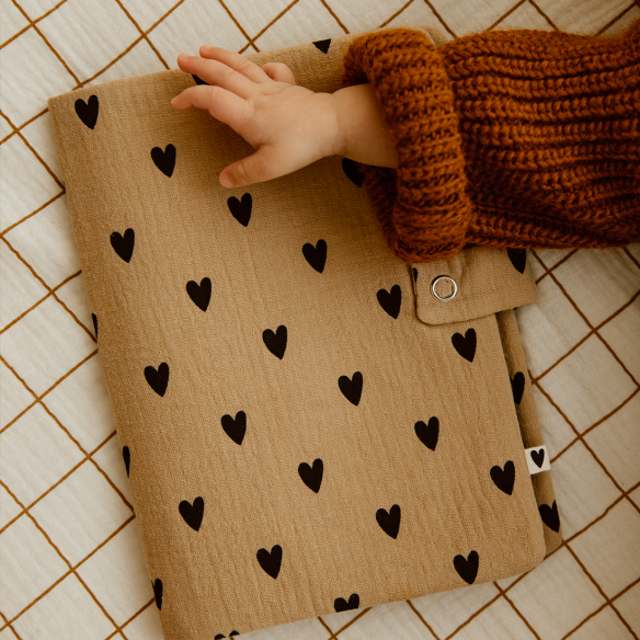 Protège carnet de santé gaze coeurs beige