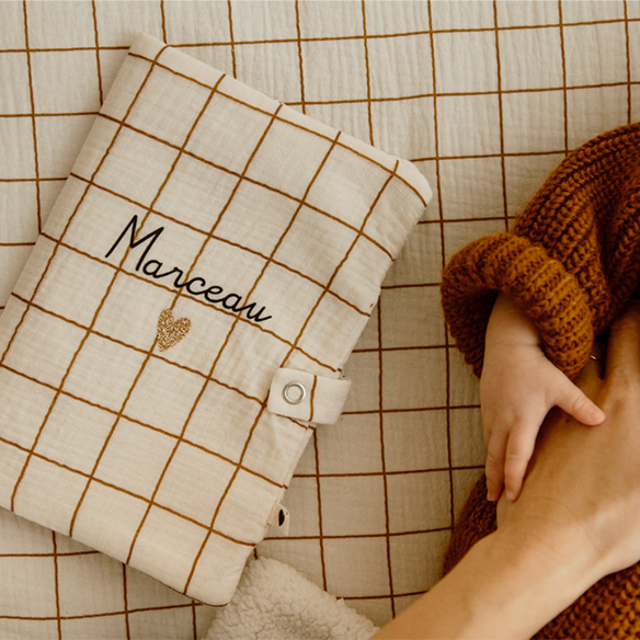 Protège carnet de santé grands carreaux personnalisé