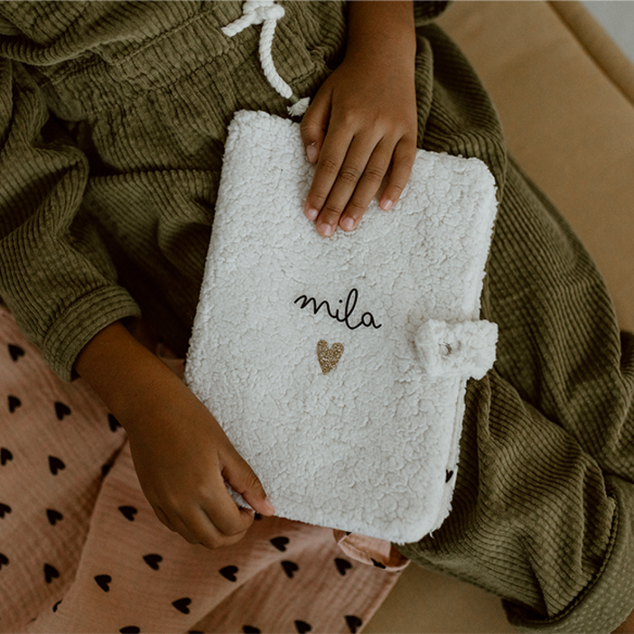 Protège carnet en moumoute