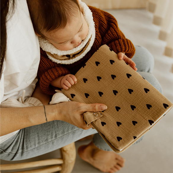 Protège carnet de santé gaze coeurs personnalisé