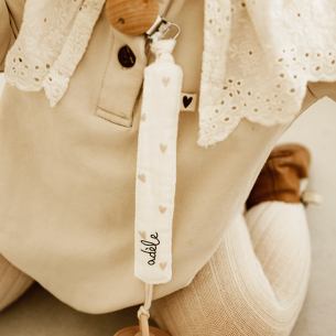 Attache tétine gaze de coton coeurs personnalisable