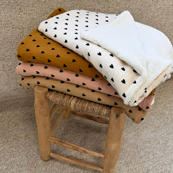 couverture pilou coeurs beige personnalisable