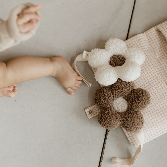 attache tétine fleur moumoute sherpa