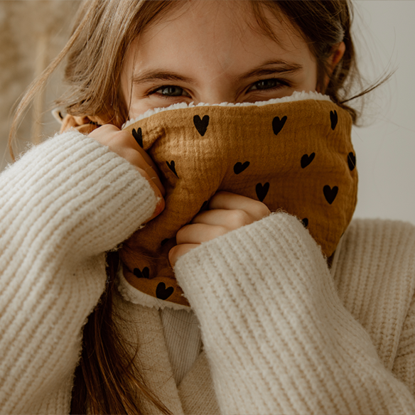 snood bébé enfant gaze coeurs camel moumoute