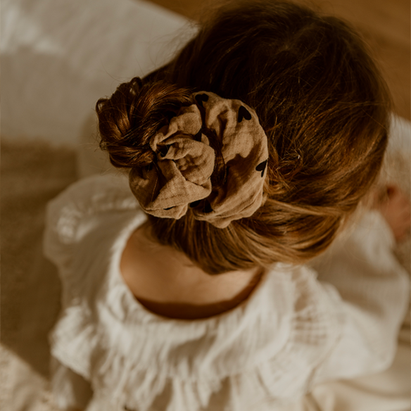 chouchou gaze de coton coeurs beige - accessoire cheveux