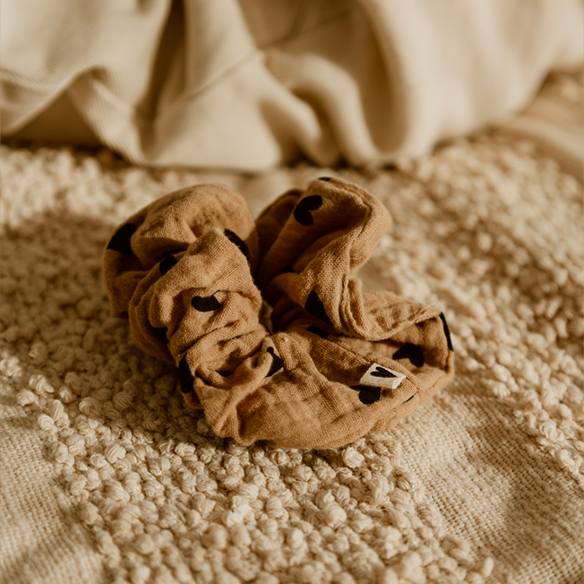 chouchou gaze de coton coeurs beige - accessoire cheveux