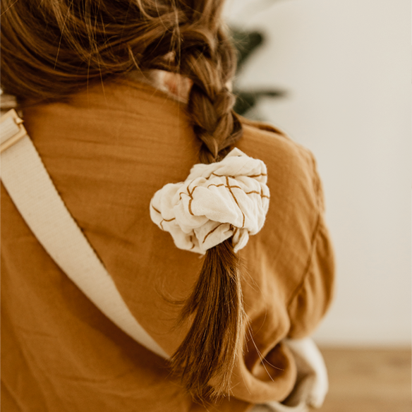 chouchou gaze de coton coeurs camel - accessoire cheveux