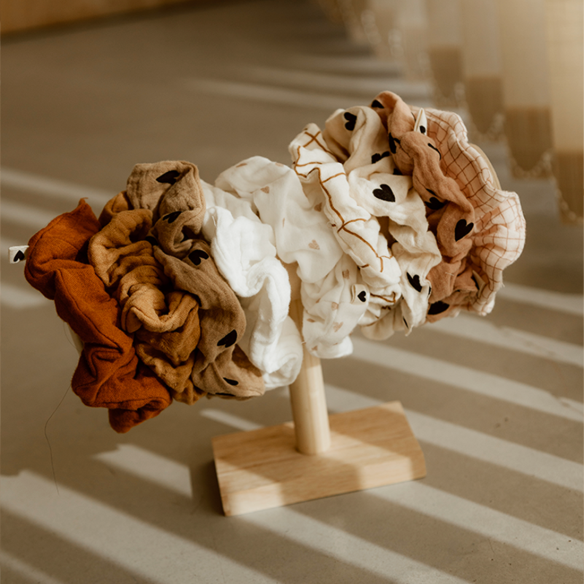 chouchou gaze de coton coeurs camel - accessoire cheveux